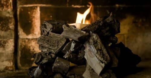 les risques d'empoisonnement au monoxyde de carbone liés au chauffage au bois et comment s'en protéger efficacement.