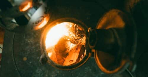 méfiez-vous des arnaques liées au chauffage au bois : conseils pour éviter les fraudes et choisir des solutions fiables.