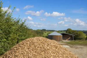 Plaquettes de bois local près d’une haie bocagère