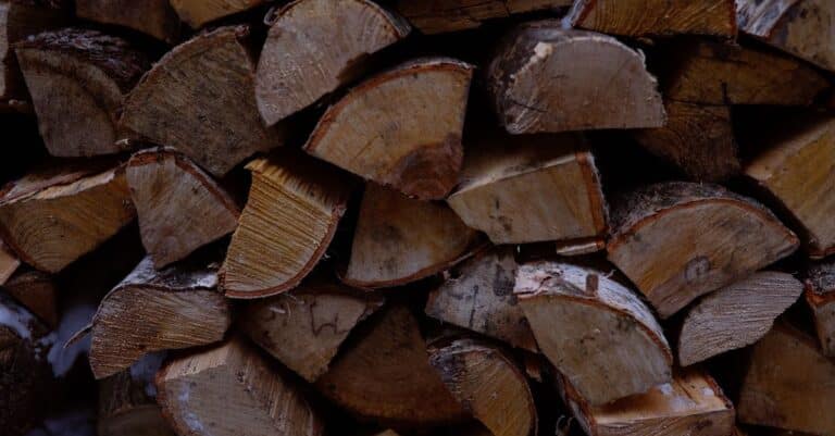 bois de chauffage de qualité pour un feu chaleureux et durable, idéal pour poêles, cheminées et barbecues.