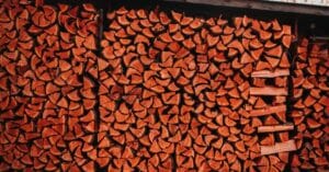découvrez comment estimer la quantité de bois de chauffage nécessaire pour passer l'hiver au chaud. guide pratique pour mesurer et stocker votre bois efficacement.