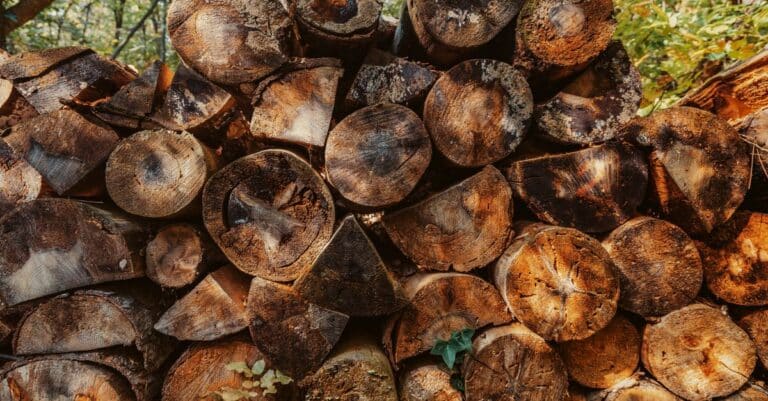 découvrez comment mesurer et estimer le volume de bois de chauffage pour optimiser votre stockage et consommation.