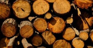 découvrez l'énergie bois, une solution écologique et renouvelable pour chauffer votre maison tout en respectant l'environnement.