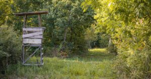 abri en bois robuste et élégant, idéal pour protéger vos équipements et créer un espace de stockage pratique en extérieur.