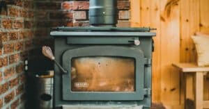 découvrez nos poêles à bois efficaces et esthétiques pour chauffer votre maison de manière écologique et économique.